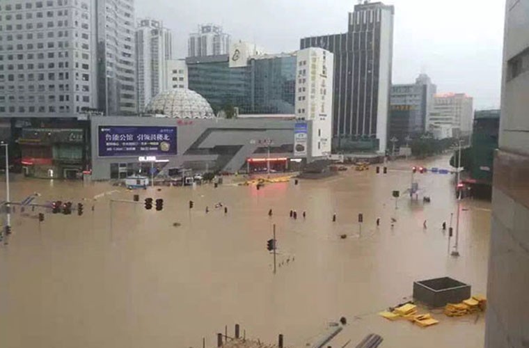 Vào 4h ngày 28/9,  bão Megi với sức gió lên tới 120 km/h đã đổ bộ vào Phúc Châu, tỉnh Phúc Kiến, gây mưa lớn kèm gió giật mạnh. Ảnh: Đường phố trung tâm Phúc Châu trở thành một biển nước sau những cơn mưa như trút do bão Megi gây nên.